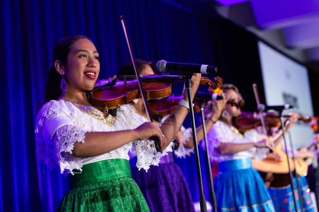 La Colibri performs on stage